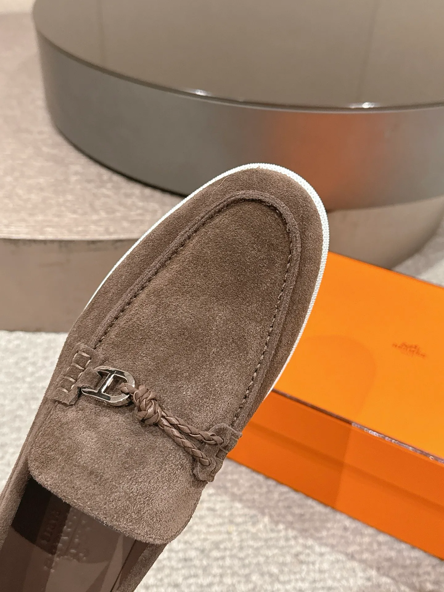 【ΗERMES】 P:540💰 Size: 39-45 (45.46. Customized) Hermes Men's Slip-on Loafers Lgnacio Series Couple's Loafers Casual Sports Shoes Original Purchase Development Made Goods This calfskin loafer is decorated with leather braiding and "Chaine d'Ancre" buckle. Fashionable nautical style loafers, ideal for land and seaside. Exquisite packaging at the delivery counter 🛍📦 Fabric: Original customized imported first-layer cowhide/cow suede Lining: Imported soft cowhide lining Sole: Original molded non-slip TPU material Bottom thickness: 2CM